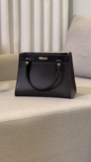 Bolsa Feminina Santorini Handbag com Alça transversal removível para ombro.