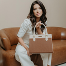 Bolsa Feminina Santorini Handbag com Alça transversal removível para ombro.